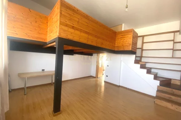 Shtepi me qera Duplex(shtepi me 2 kate) ne Tirane, 2+1, Mobilimi E mobiluar, Pagesa 650  Euro.