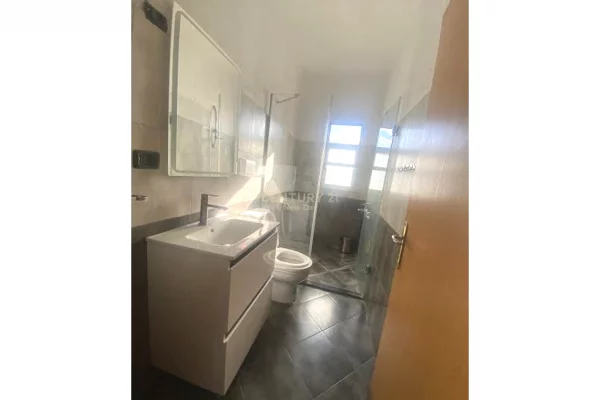 Shtepi me qera Duplex(shtepi me 2 kate) ne Tirane, 2+1, Mobilimi E mobiluar, Pagesa 650  Euro.