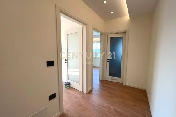 Shtepi ne shitje Apartament ne Tirane, 2+1, Mobilimi Bosh, pa mobiluar, Pagesa 148,500  Euro.