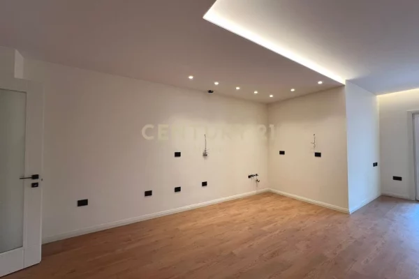 Shtepi ne shitje Apartament ne Tirane, 2+1, Mobilimi Bosh, pa mobiluar, Pagesa 148,500  Euro.