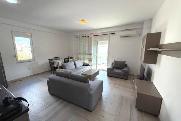 Shtepi me qera Apartament ne Tirane, 2+1, Mobilimi E mobiluar, Pagesa 800  Euro.