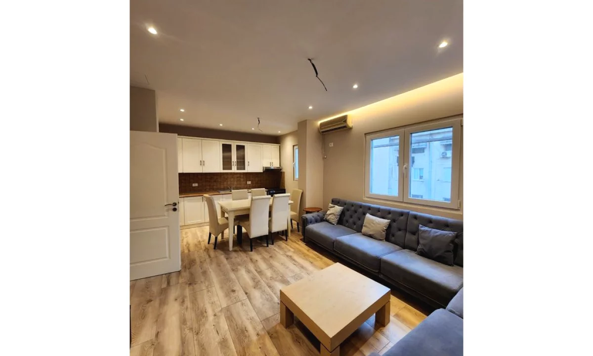 Appartamento in vendita a Tirana 2+1, SemiArredato