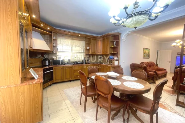 Shtepi me qera Apartament ne Tirane, 3+1, Mobilimi E mobiluar, Pagesa 1,100  Euro.