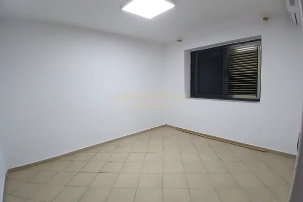APARTAMENT ME QIRA PRANË MINISTRISË SË ARSIMIT – IDEAL PËR BANIM ZYRA DHE KLINIKA