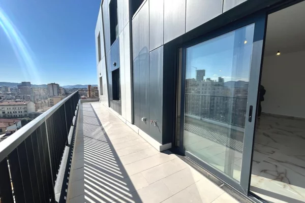 Apartament 2+1+2 me 2 Poste Parkimi dhe verande– Qira | Qendra e Tiranës
