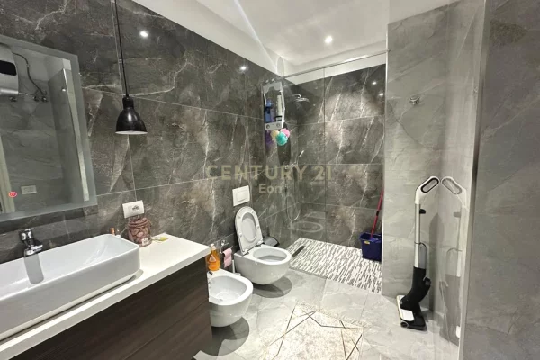 Shtepi me qera Apartament ne Durres, 2+1, Mobilimi Bosh, pa mobiluar, Pagesa 1,300  Euro.