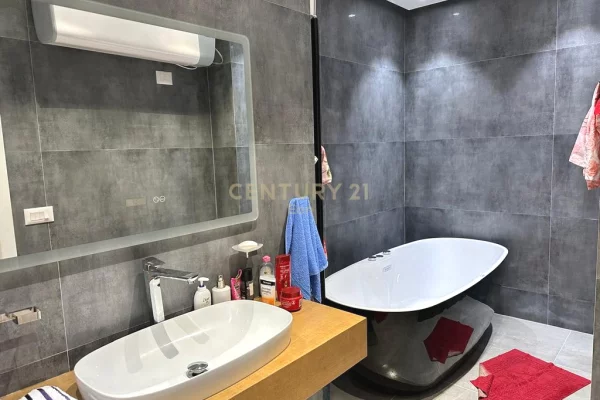 Shtepi me qera Apartament ne Durres, 2+1, Mobilimi E mobiluar, Pagesa 1,300  Euro.