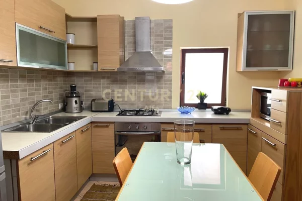 Appartamento in affitto a Tirana 2+1, Arredato