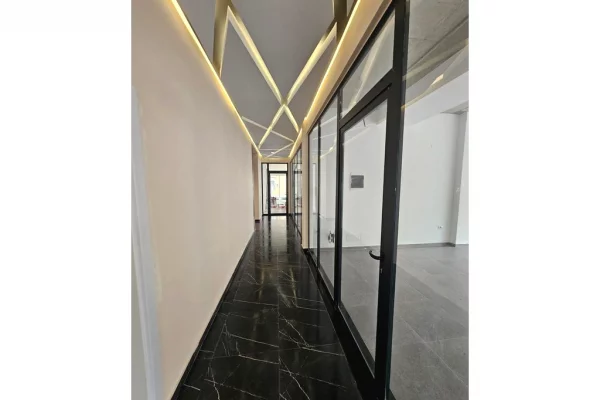 Ambjent Komercial per Qira – Buze Rruge Kryesore, shume prane Qendres se Tiranes 