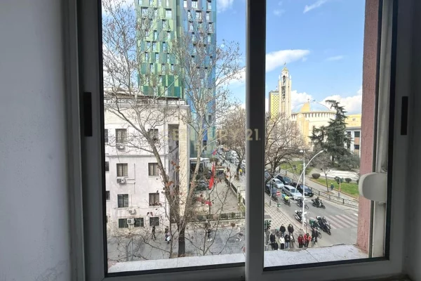 Ambient biznesi me qera 3+1 ne Tirane - 800 Euro