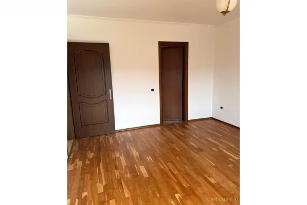 Ambient biznesi me qera 3+1 ne Tirane - 1,300 Euro