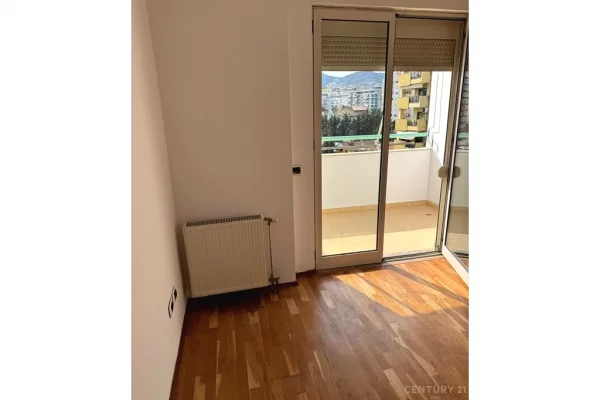 Ambient biznesi me qera 3+1 ne Tirane - 1,300 Euro
