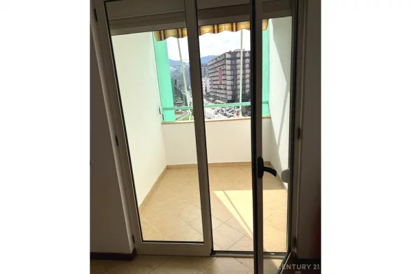 Ambient biznesi me qera 3+1 ne Tirane - 1,300 Euro