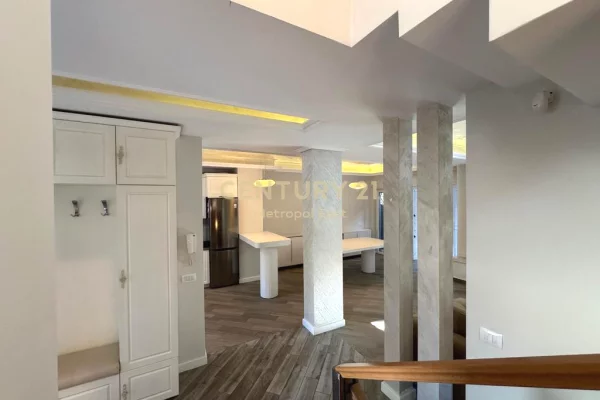 Shtepi me qera Apartament ne Tirane, 3+1, Mobilimi E mobiluar, Pagesa 2,500  Euro.