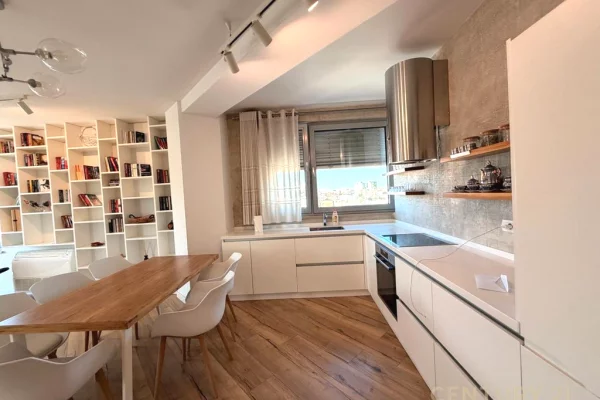 Appartamento in affitto a Tirana 2+1, Arredato