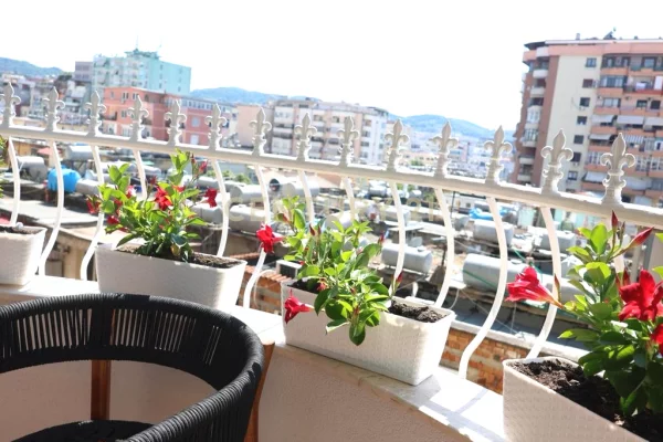 Shtepi ne shitje Apartament ne Tirane, 3+1, Mobilimi E mobiluar, Pagesa 650,000  Euro.