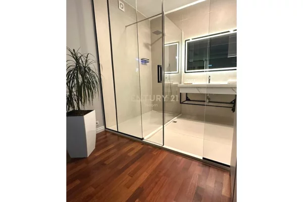 Shtepi ne shitje Apartament ne Tirane, 3+1, Mobilimi E mobiluar, Pagesa 650,000  Euro.