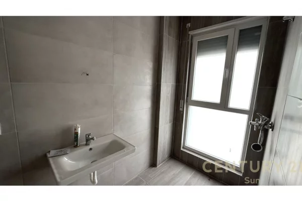 Shtepi ne shitje Apartament ne Tirane, 2+1, Mobilimi Bosh, pa mobiluar, Pagesa 214,890  Euro.