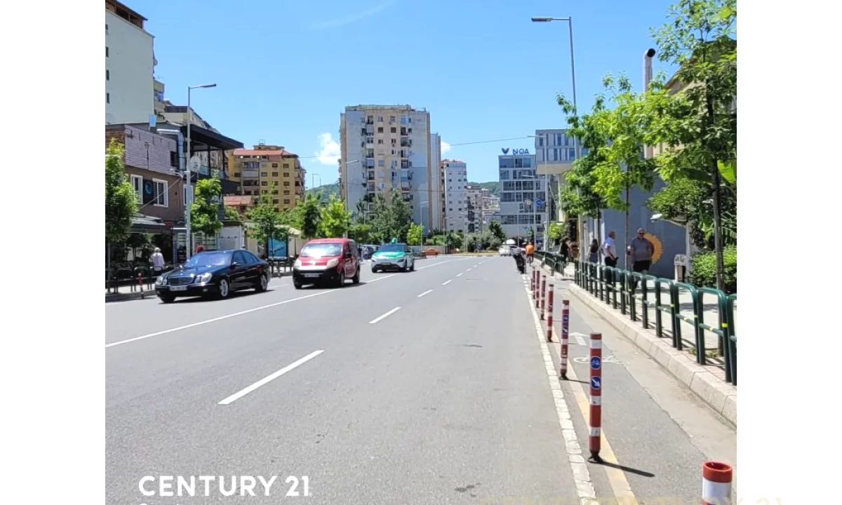 Ambient komercial ne rruge kryesore per shitje tek Komuna e Parisit !