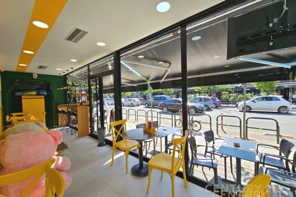 Ambient komercial ne rruge kryesore per shitje tek Komuna e Parisit !