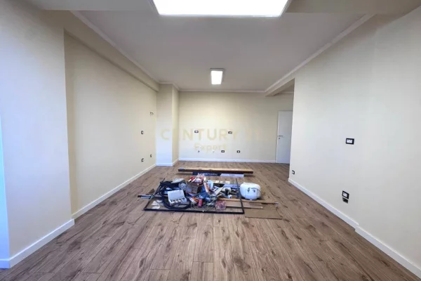 JAPIM ME QIRA ZYRE + PARKIM TEK DREJTORIA E POLICISE MYSLYM SHYRI