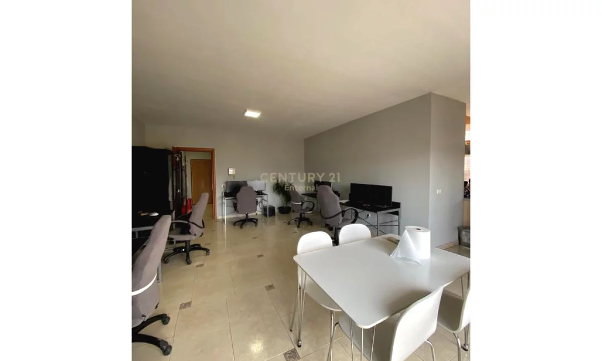 Jepet me Qira Apartament per Zyra 2+1+2 tek IshEkspozita