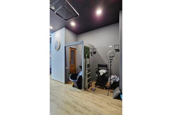 AMBIENT BIZNESI ME QIRA, PAS 'SQUARE 21' | Fasade ne rruge