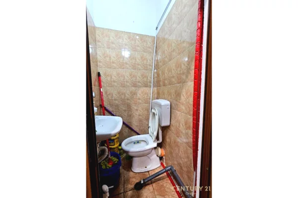 AMBIENT BIZNESI ME QIRA, PAS 'SQUARE 21' | Fasade ne rruge