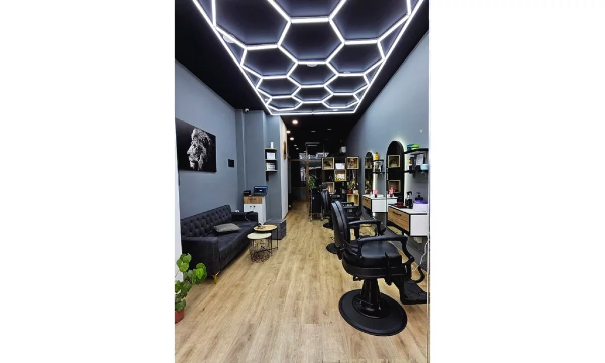 AMBIENT BIZNESI ME QIRA, PAS 'SQUARE 21' | Fasade ne rruge