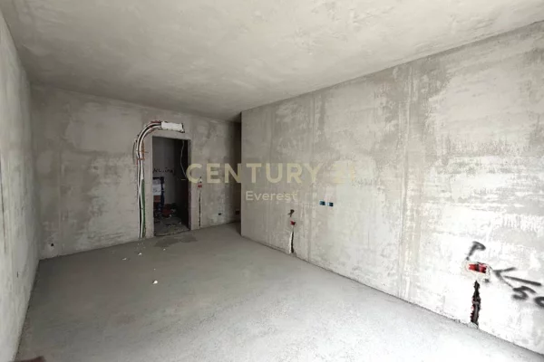 Shtepi ne shitje Apartament ne Tirane, 2+1, Mobilimi Bosh, pa mobiluar, Pagesa 172,000  Euro.