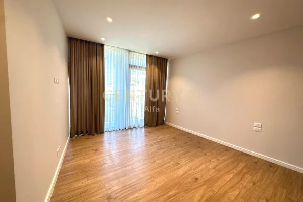 Ambiente Commerciale in Affitto 3+1 a Tirana - 1,600 Euro