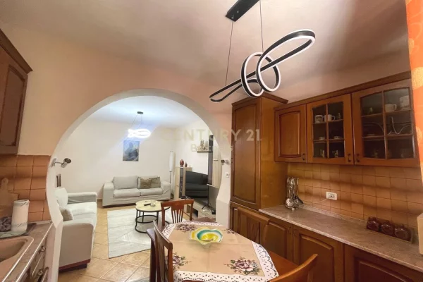 Shtepi me qera Apartament ne Tirane, 2+1, Mobilimi E mobiluar, Pagesa 650  Euro.