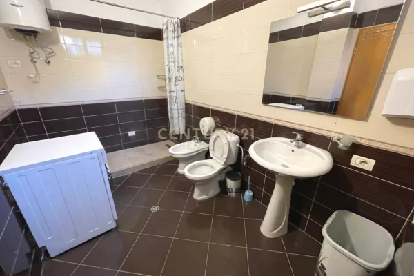 Shtepi me qera Vila Luksoze ne Tirane, 2+1, Mobilimi E mobiluar, Pagesa 65,000  Leke.