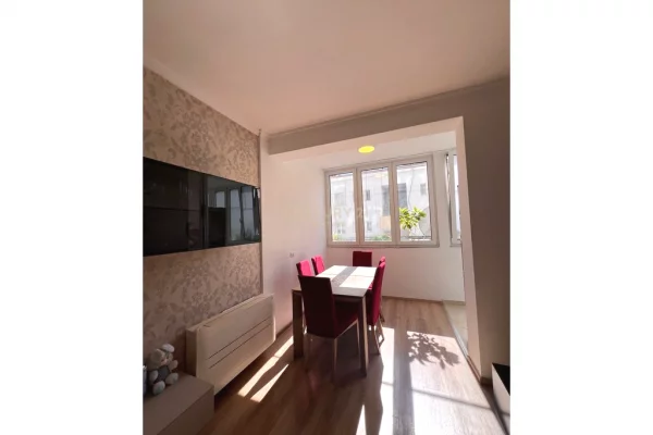 JAPIM ME QIRA AMBIENT PER BIZNES PRANE 9-KATESHEVE