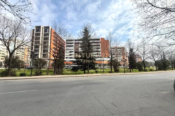 Jepet me qira dyqan tek Pallati me Shigjeta!