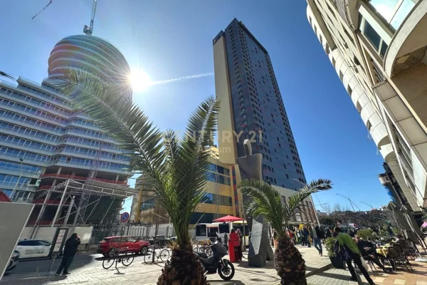 SHITET APARTAMENT 2 + 1 + 2 NE QENDER !