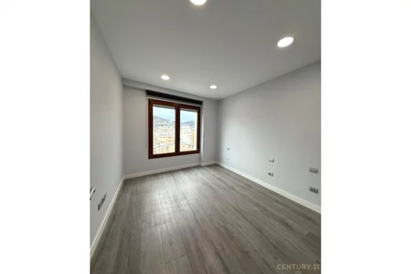 ZYRE ME QIRA TE HILTON, PRANE DELIJORGJIT