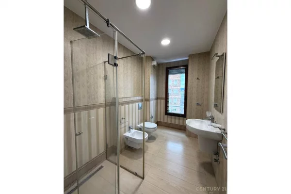 ZYRE ME QIRA TE HILTON, PRANE DELIJORGJIT