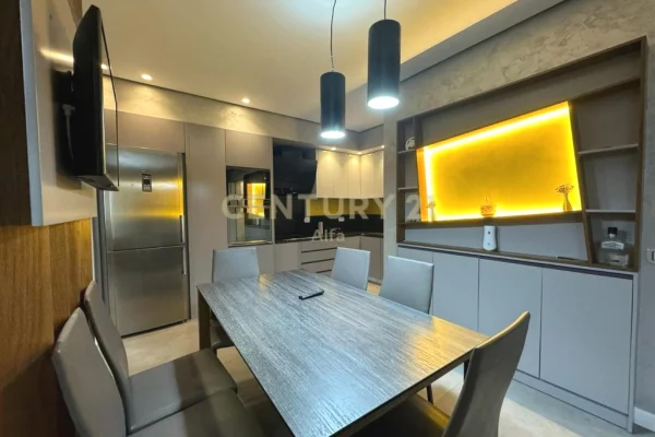 Shtepi ne shitje Apartament ne Tirane, 3+1, Mobilimi E mobiluar, Pagesa 229,000  Euro.