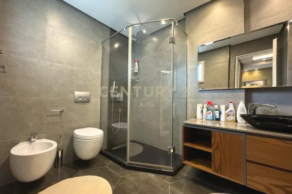 Shtepi ne shitje Apartament ne Tirane, 3+1, Mobilimi E mobiluar, Pagesa 229,000  Euro.