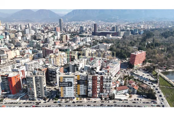 EXCLUSIVE SHITET APARTAMENT 1+1 ME POST PARKIMI NË RRUGËN E KOSOVARËVE!