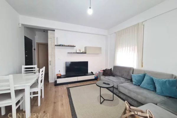 SHITET 1+1 NË KATIN E 2-TË ME ASHENSOR – PRANË KOPSHTIT BOTANIK!