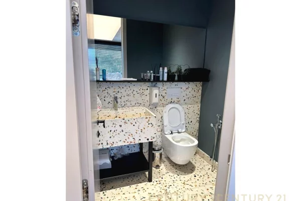 Zyra Moderne per Shitje ne Ish-Bllok