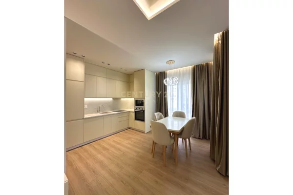 Appartamento in vendita a Tirana 2+1, Arredato