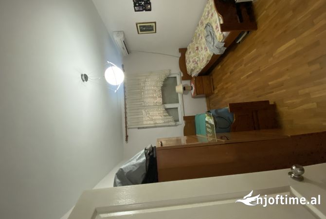 Shtepi ne shitje Apartament ne Tirane, 3+1, Mobilimi E mobiluar, Pagesa 180,000  Euro.