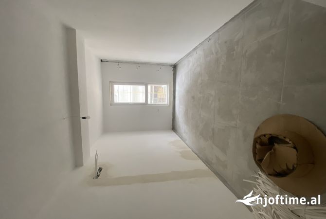 Shtepi ne shitje Apartament ne Tirane, 3+1, Mobilimi Bosh, pa mobiluar, Pagesa 129,000  Euro.