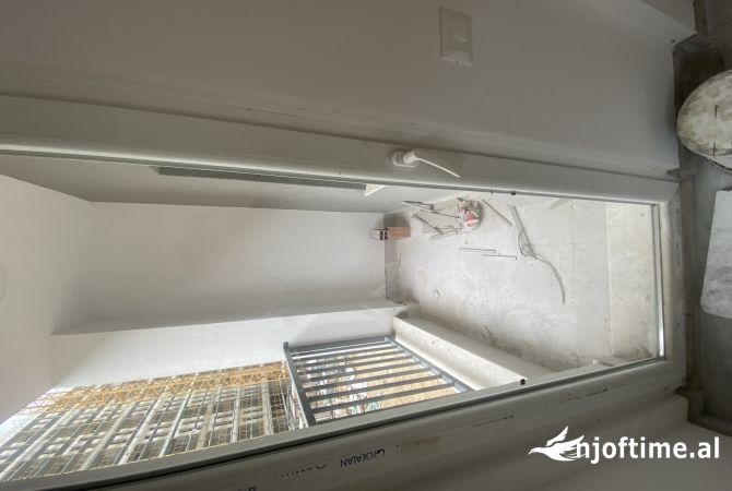 Shtepi ne shitje Apartament ne Tirane, 3+1, Mobilimi Bosh, pa mobiluar, Pagesa 129,000  Euro.