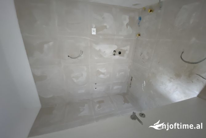 Shtepi ne shitje Apartament ne Tirane, 3+1, Mobilimi Bosh, pa mobiluar, Pagesa 129,000  Euro.