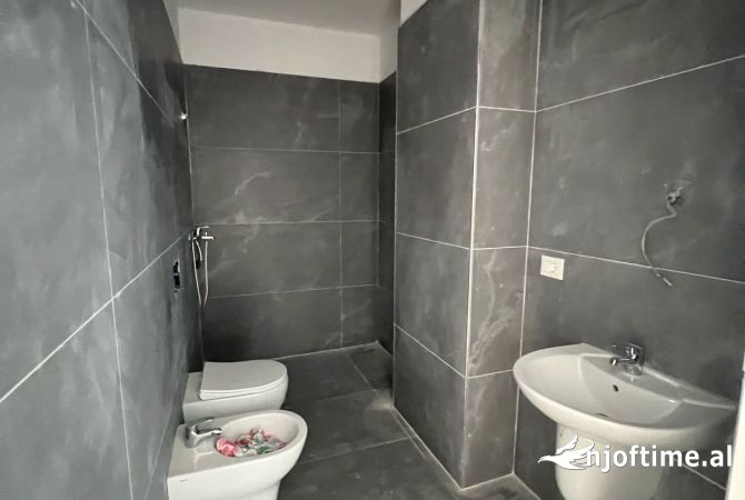 Shtepi me qera Apartament ne Tirane, 3+1, Mobilimi Bosh, pa mobiluar, Pagesa 400  Euro.