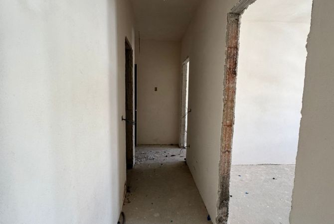 Shtepi ne shitje Apartament ne Tirane, 2+1, Mobilimi Bosh, pa mobiluar, Pagesa 93,000  Euro.